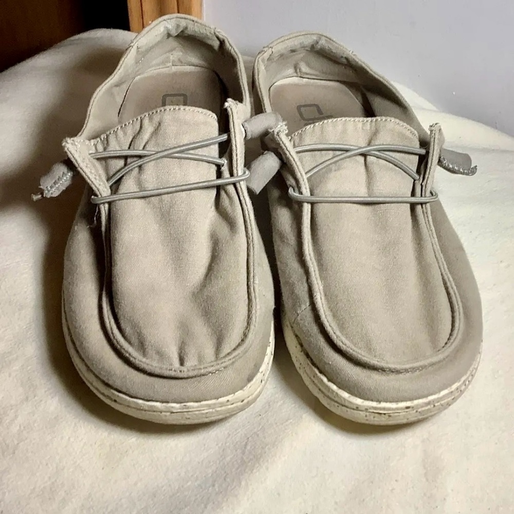 Lots of life left in these comfortable & stylish Hey Dude Wendy L flats, Size 7